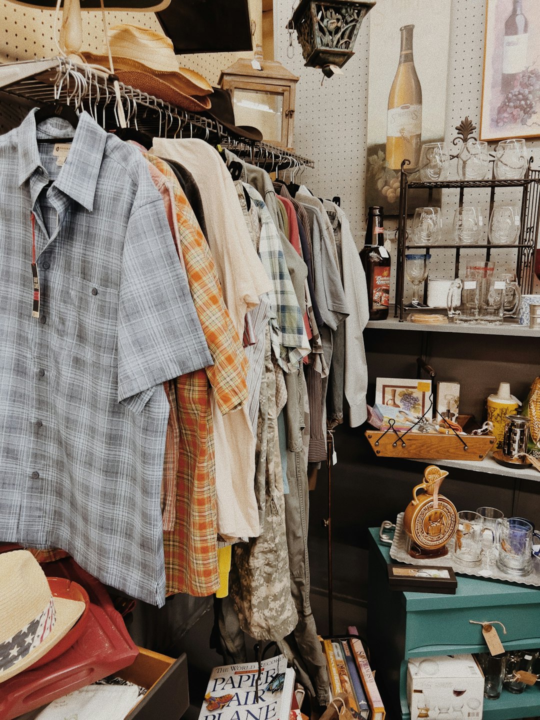 Vintagekläder och diverse second hand-varor uppradade på hyllor.